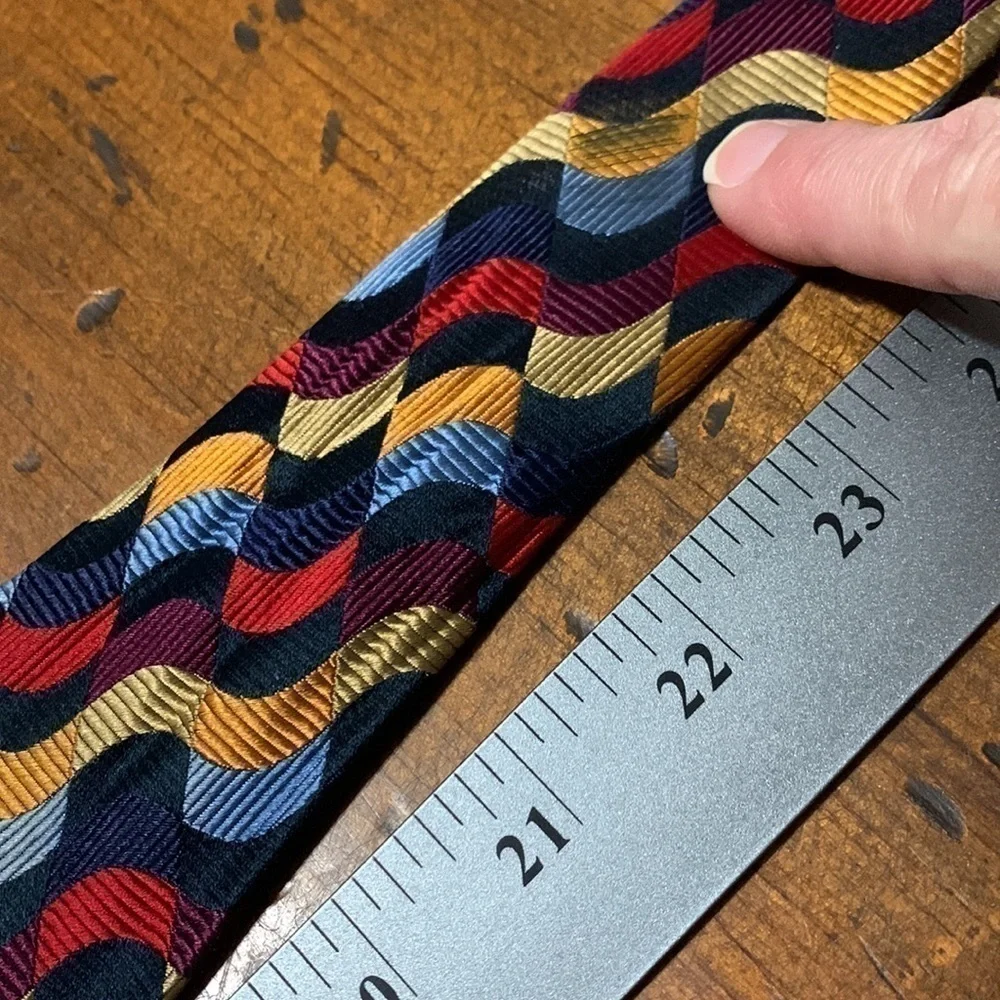 Vintage Neiman Marcus navy, red, gold and blue 100% seta silk necktie - Picture 10 of 10